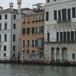 Leon Bianco On The Grand Canal Gasthuis